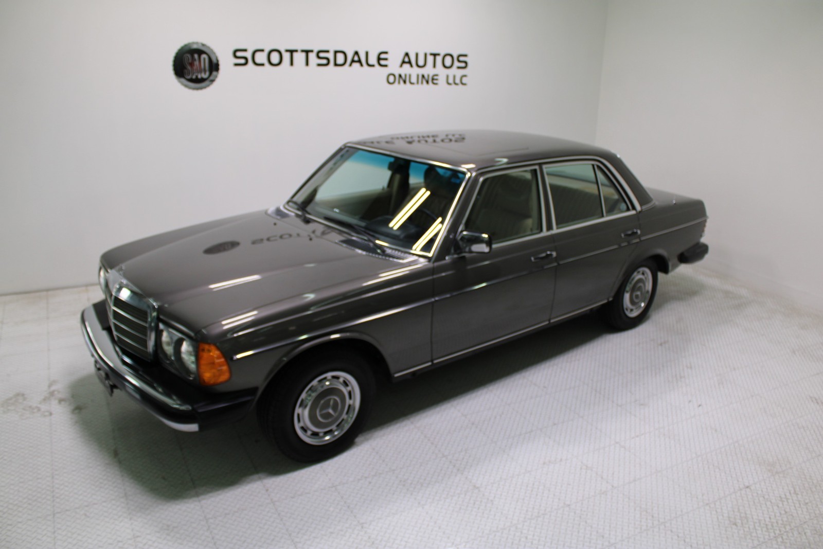 Mercedes-Benz-300-Series-1978-Sedan-12