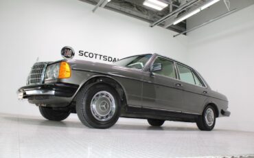 Mercedes-Benz-300-Series-1978-Sedan-13