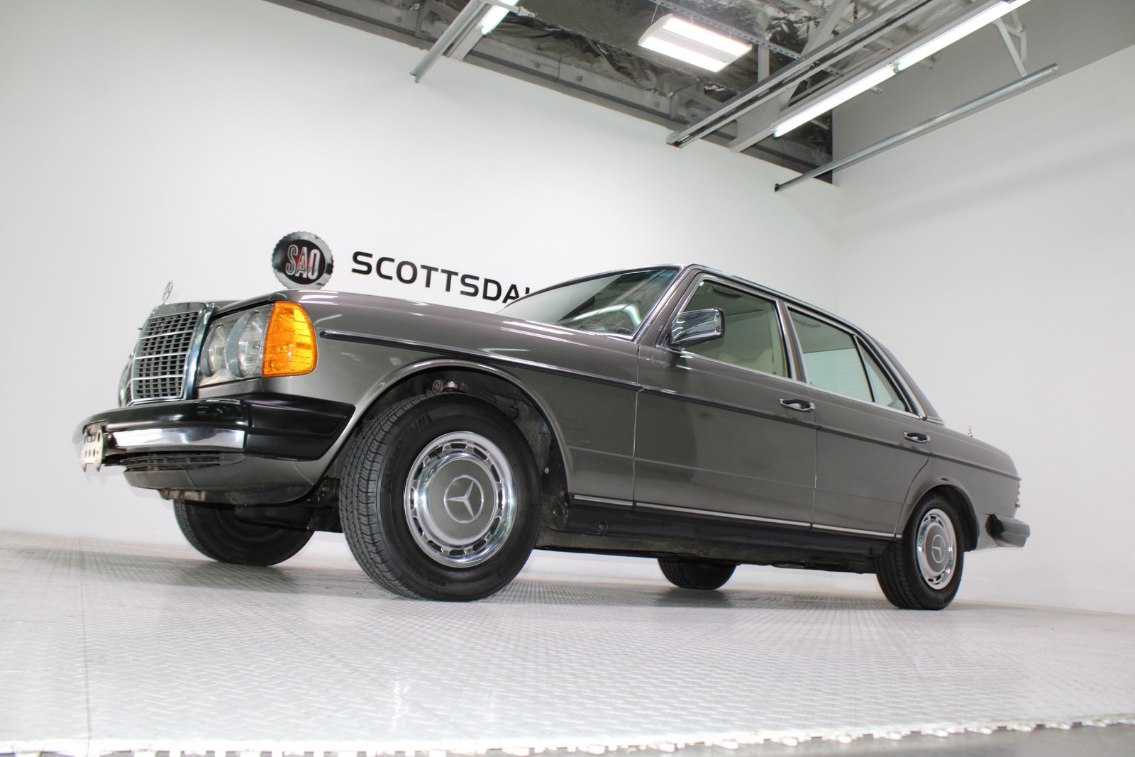 Mercedes-Benz-300-Series-1978-Sedan-13