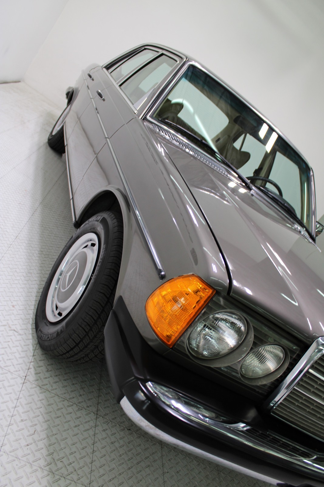Mercedes-Benz-300-Series-1978-Sedan-14
