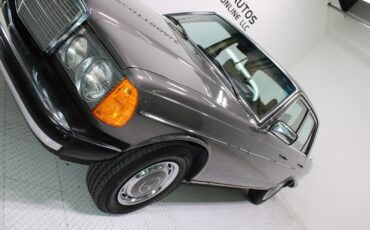 Mercedes-Benz-300-Series-1978-Sedan-15