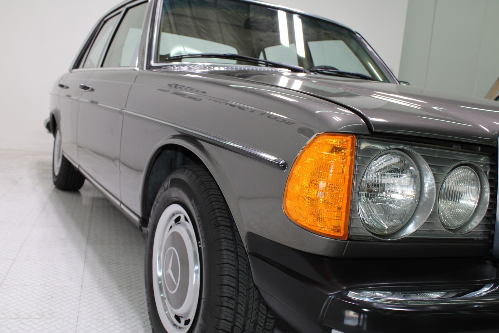 Mercedes-Benz-300-Series-1978-Sedan-16
