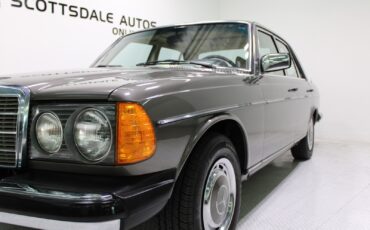 Mercedes-Benz-300-Series-1978-Sedan-17