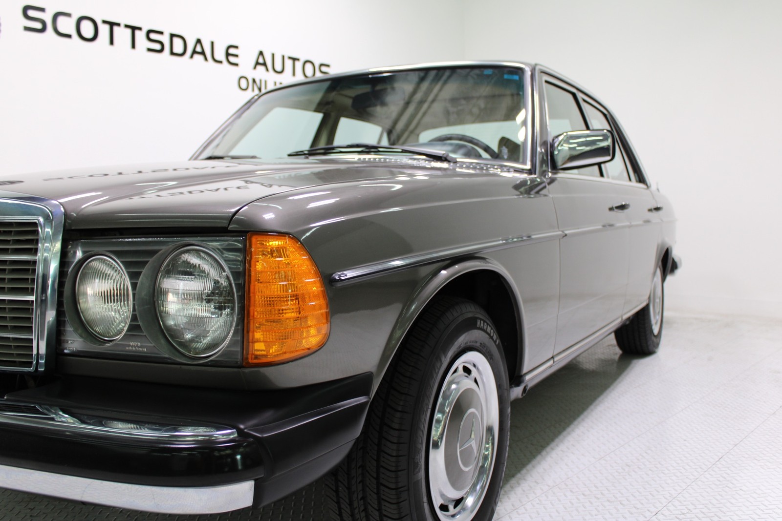 Mercedes-Benz-300-Series-1978-Sedan-17