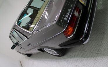 Mercedes-Benz-300-Series-1978-Sedan-18