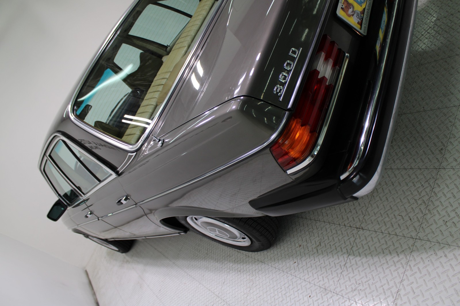 Mercedes-Benz-300-Series-1978-Sedan-18