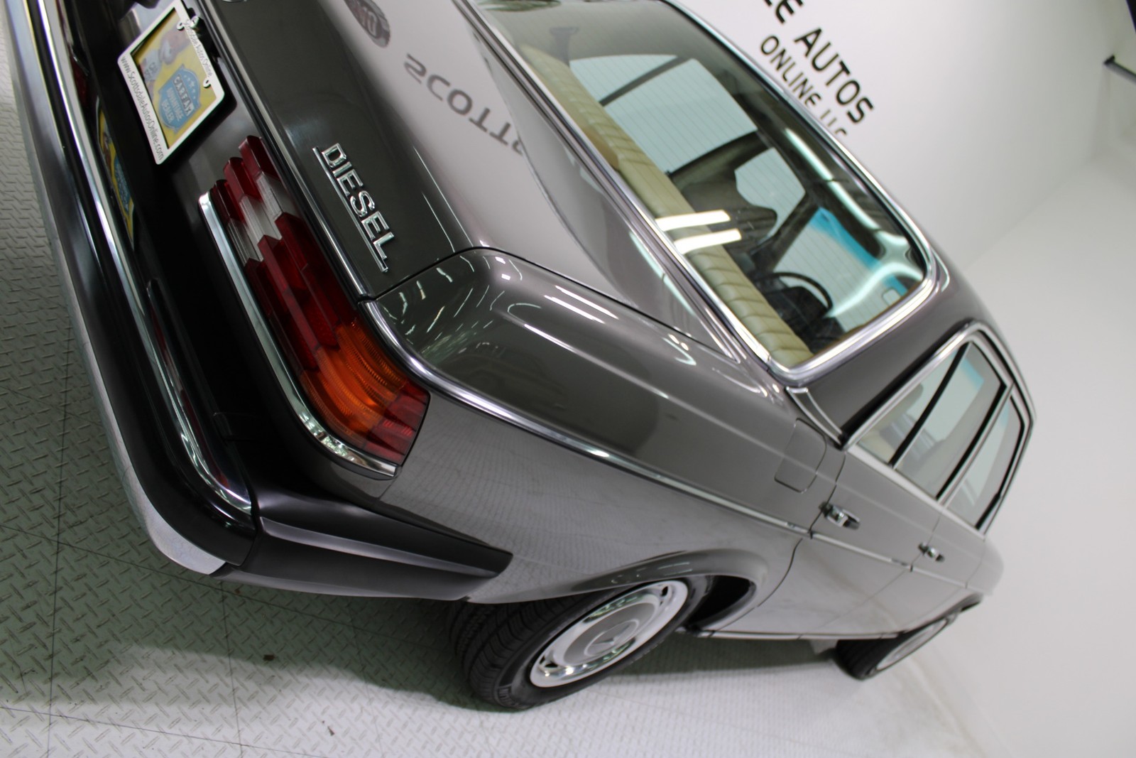 Mercedes-Benz-300-Series-1978-Sedan-19