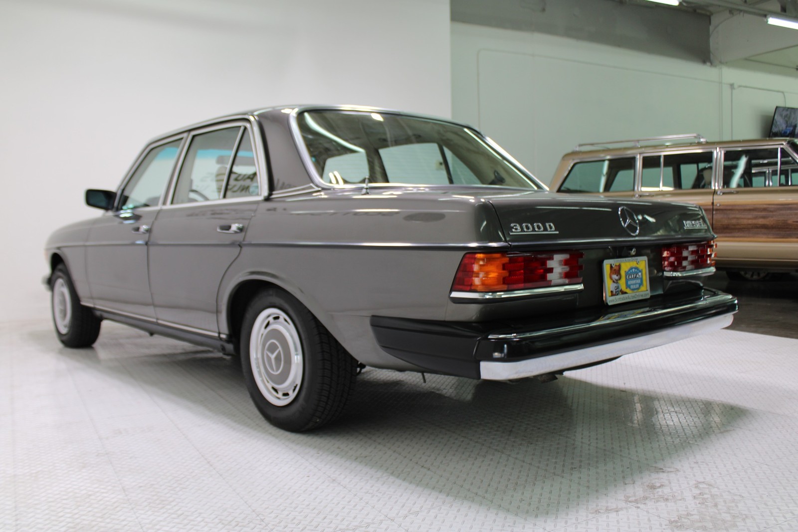 Mercedes-Benz-300-Series-1978-Sedan-2