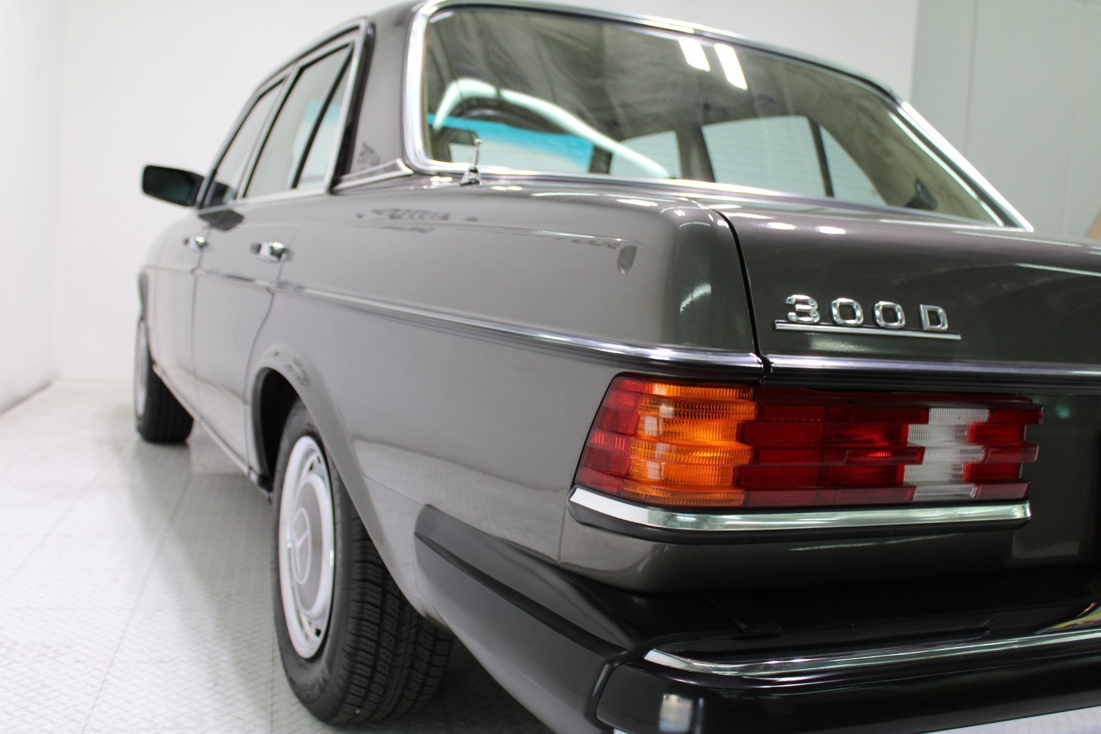 Mercedes-Benz-300-Series-1978-Sedan-20
