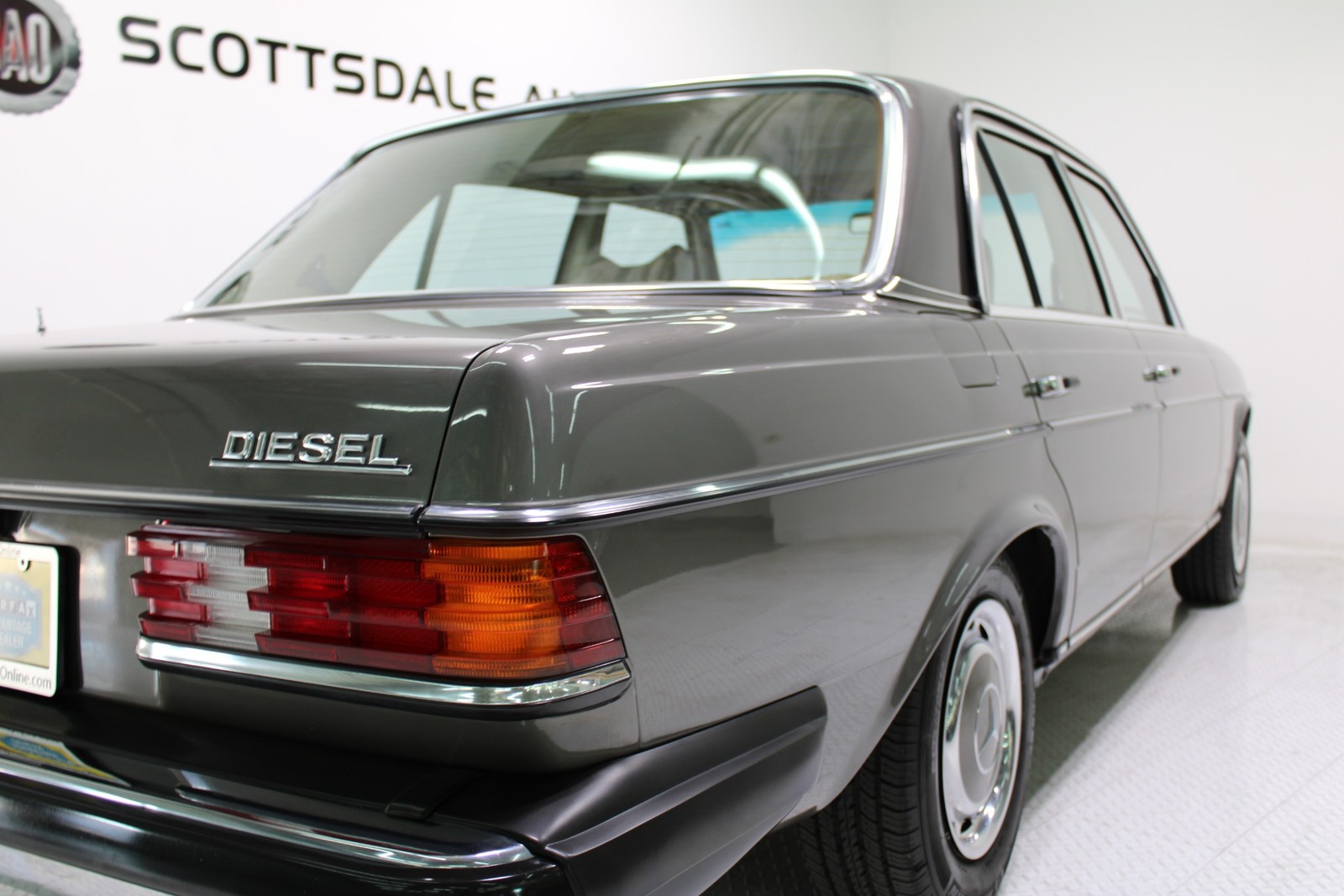 Mercedes-Benz-300-Series-1978-Sedan-21