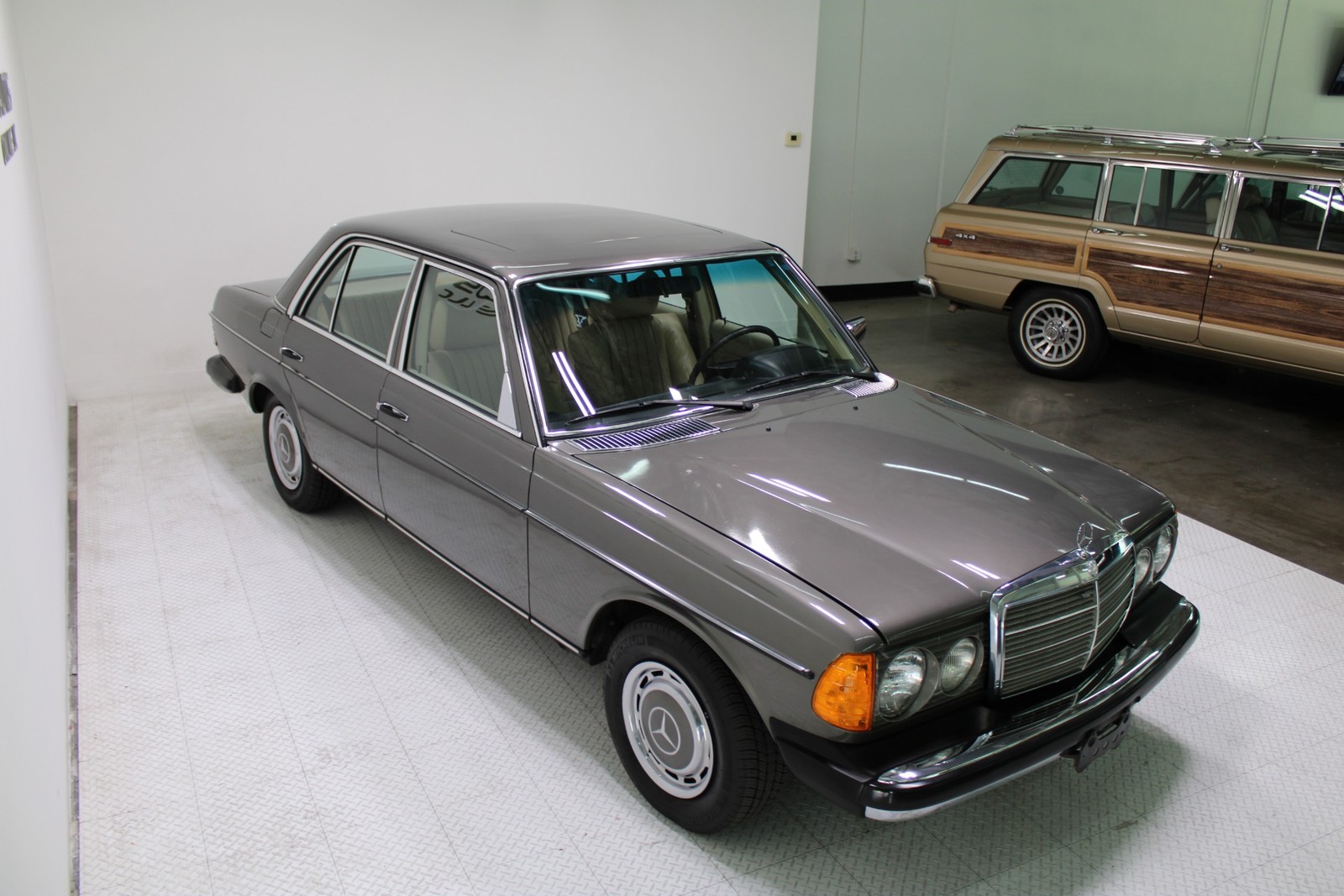 Mercedes-Benz-300-Series-1978-Sedan-22