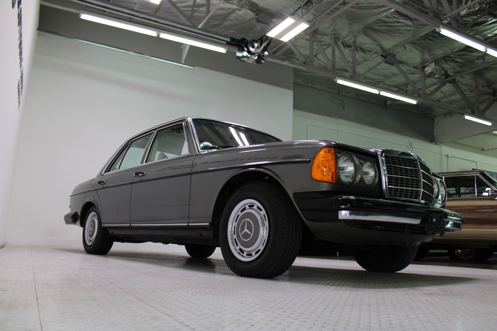 Mercedes-Benz-300-Series-1978-Sedan-23