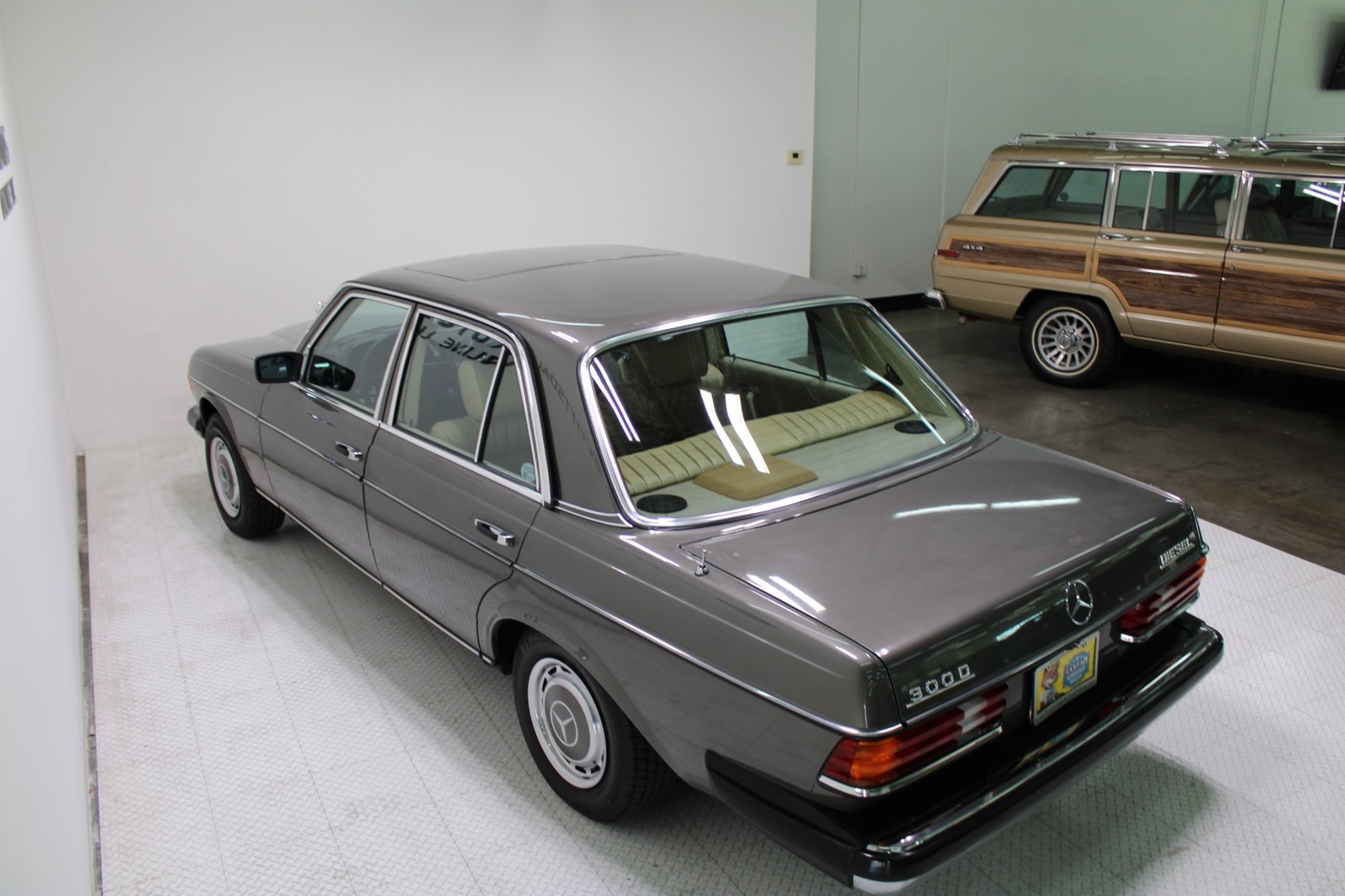 Mercedes-Benz-300-Series-1978-Sedan-24
