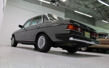 Mercedes-Benz-300-Series-1978-Sedan-25