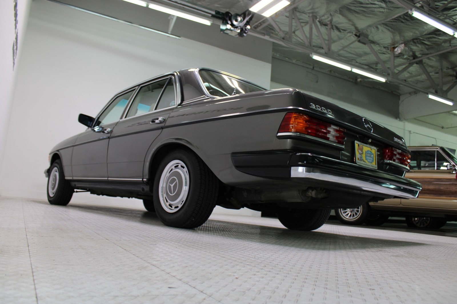Mercedes-Benz-300-Series-1978-Sedan-25