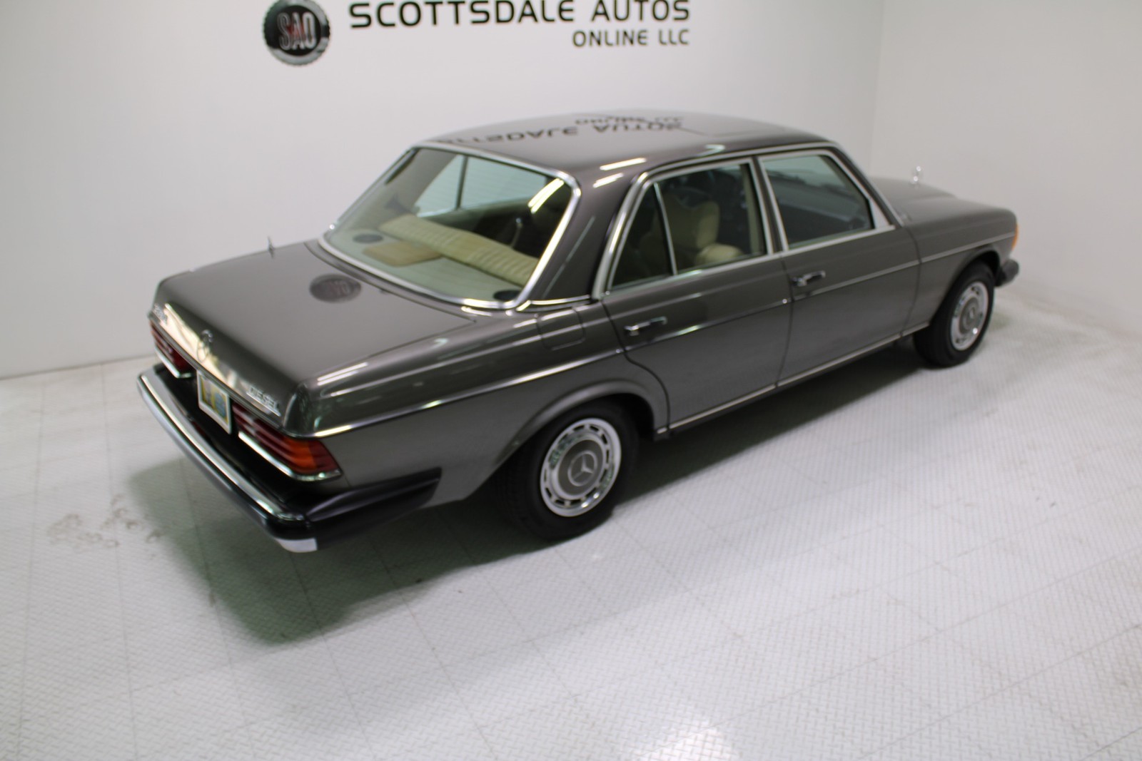 Mercedes-Benz-300-Series-1978-Sedan-26