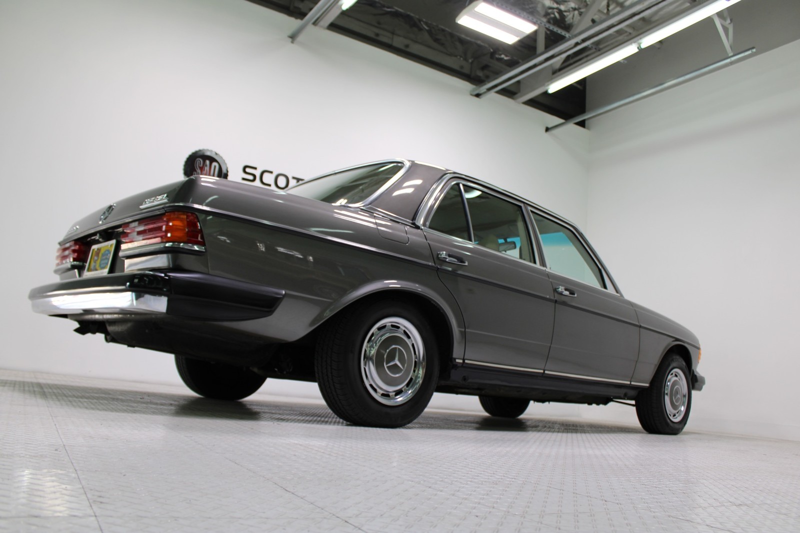 Mercedes-Benz-300-Series-1978-Sedan-27