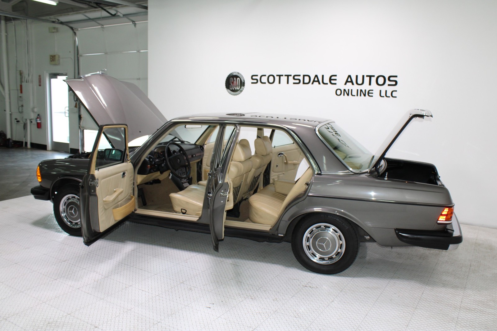 Mercedes-Benz-300-Series-1978-Sedan-29