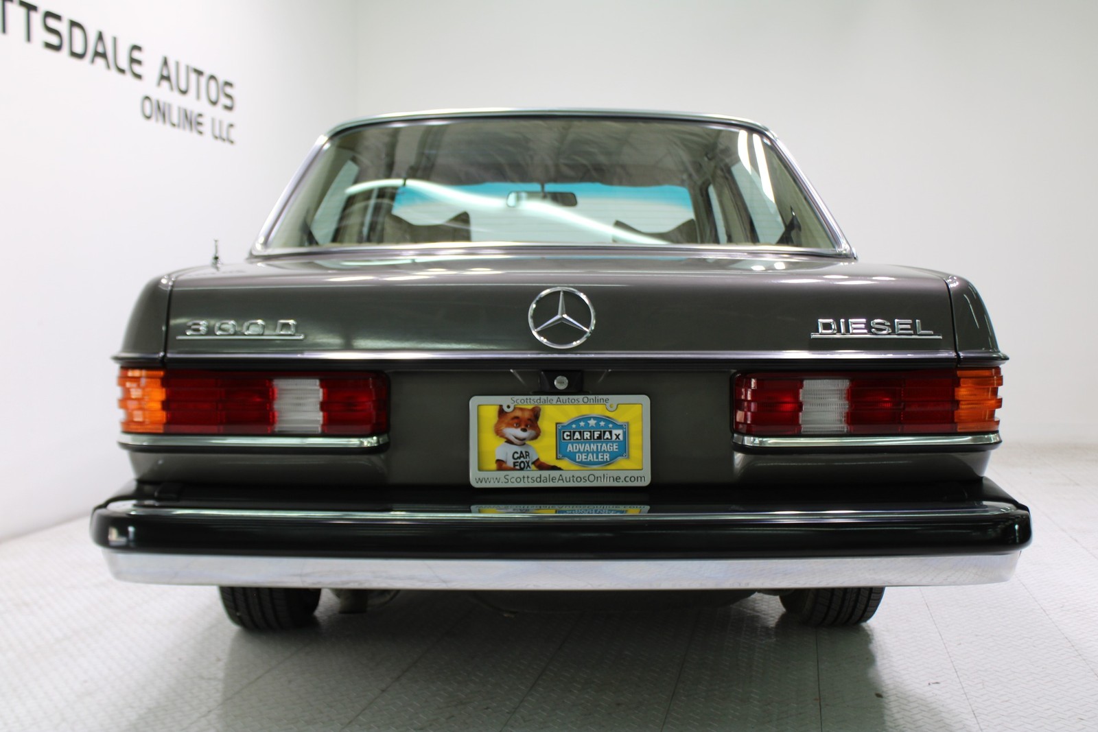Mercedes-Benz-300-Series-1978-Sedan-3