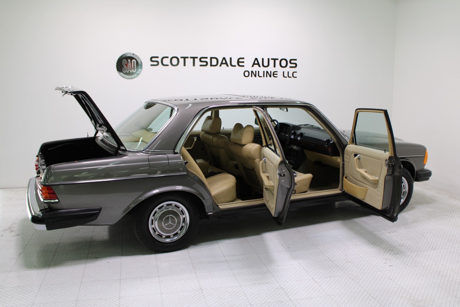 Mercedes-Benz-300-Series-1978-Sedan-30
