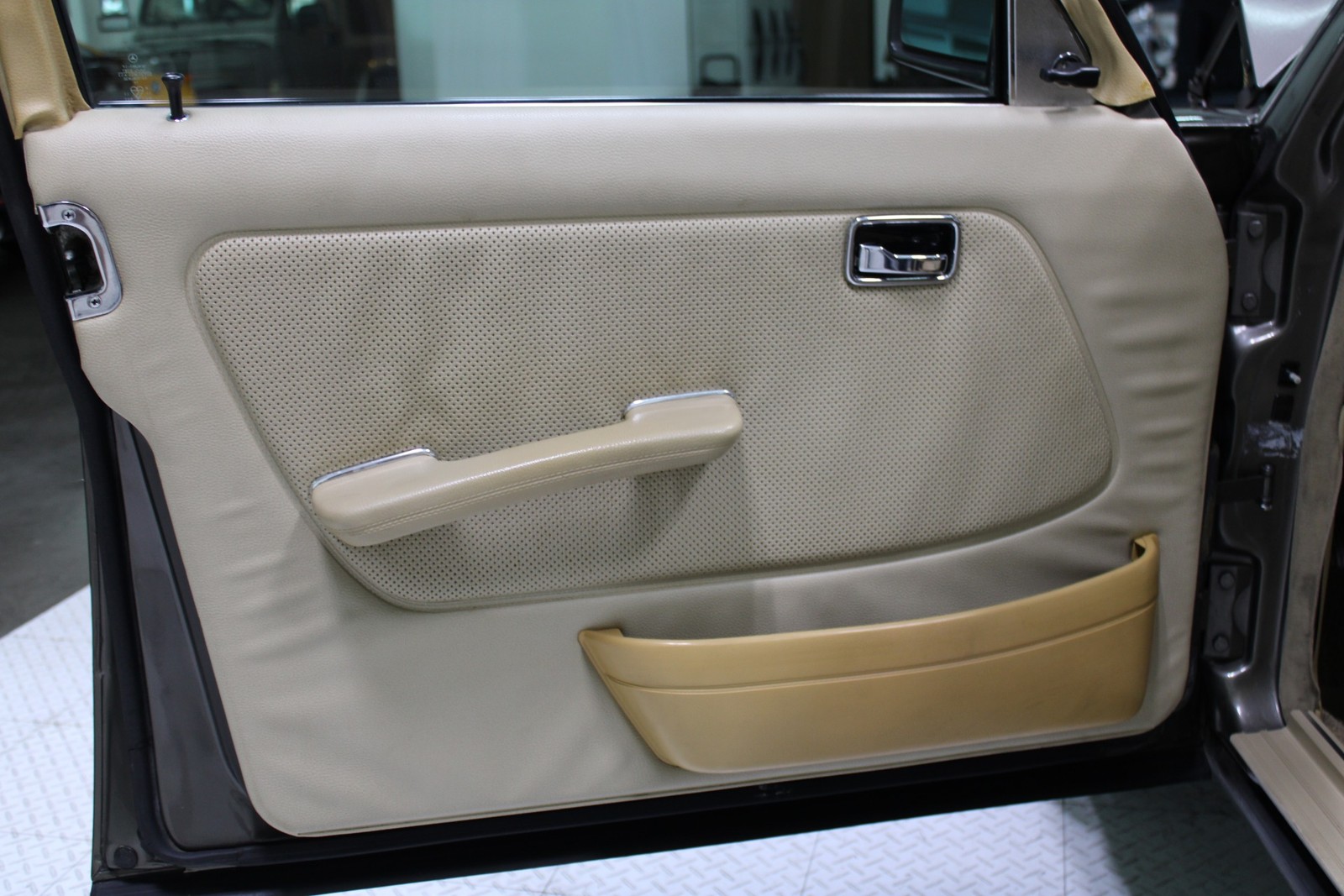 Mercedes-Benz-300-Series-1978-Sedan-32