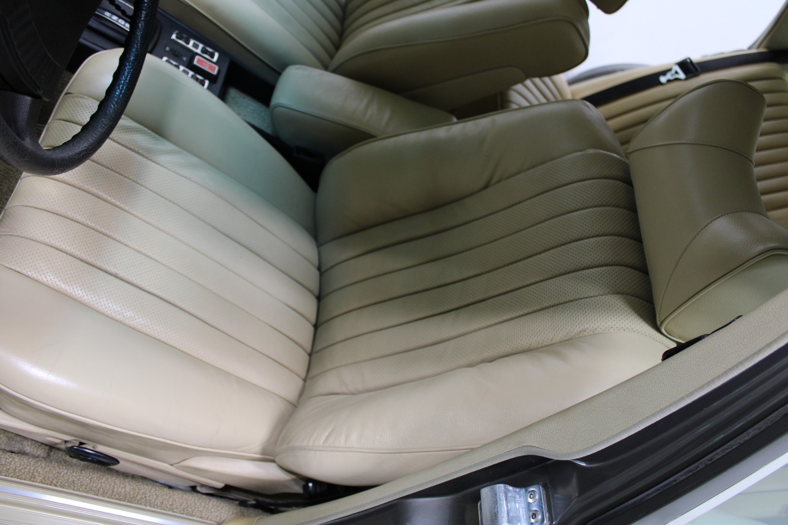 Mercedes-Benz-300-Series-1978-Sedan-33