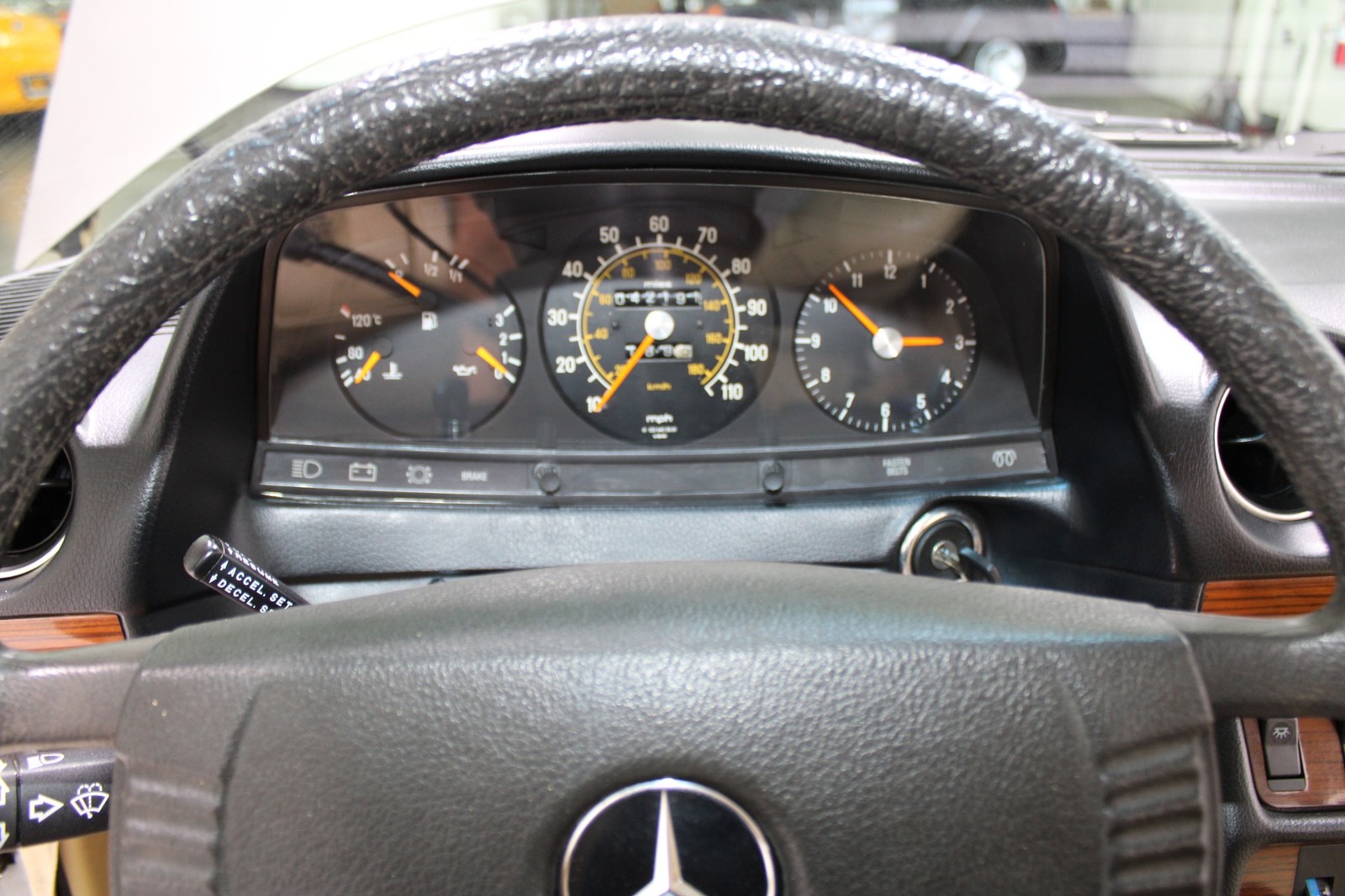 Mercedes-Benz-300-Series-1978-Sedan-34