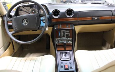 Mercedes-Benz-300-Series-1978-Sedan-37