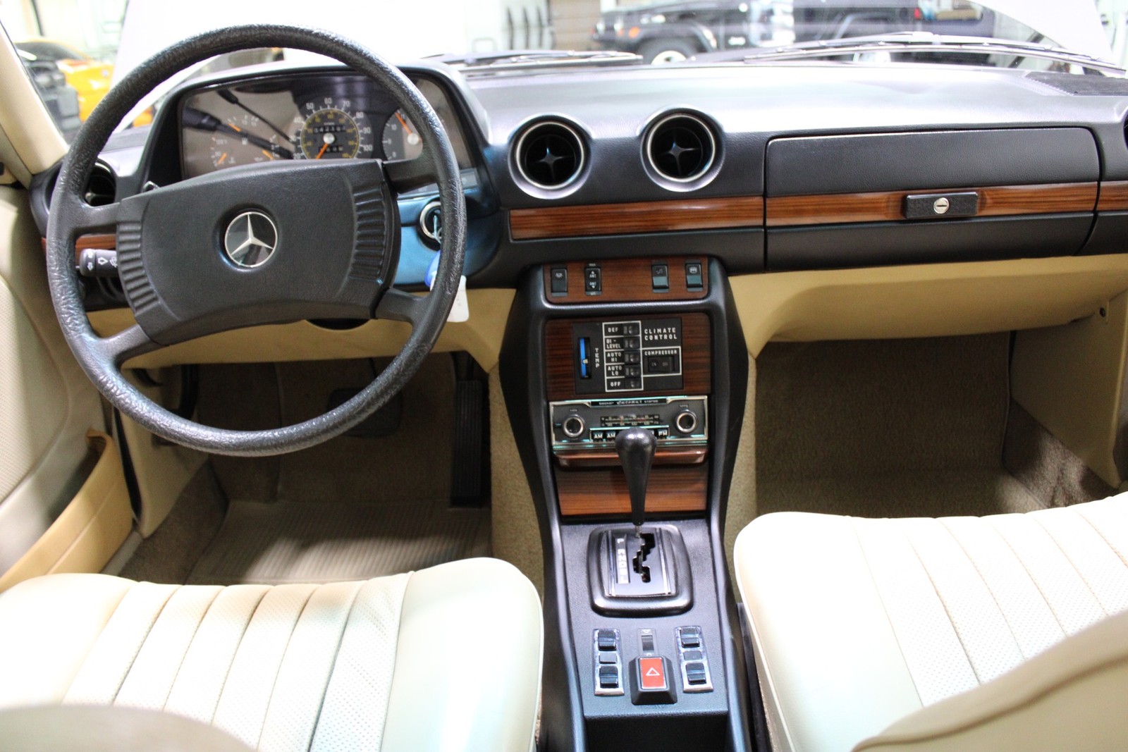 Mercedes-Benz-300-Series-1978-Sedan-37