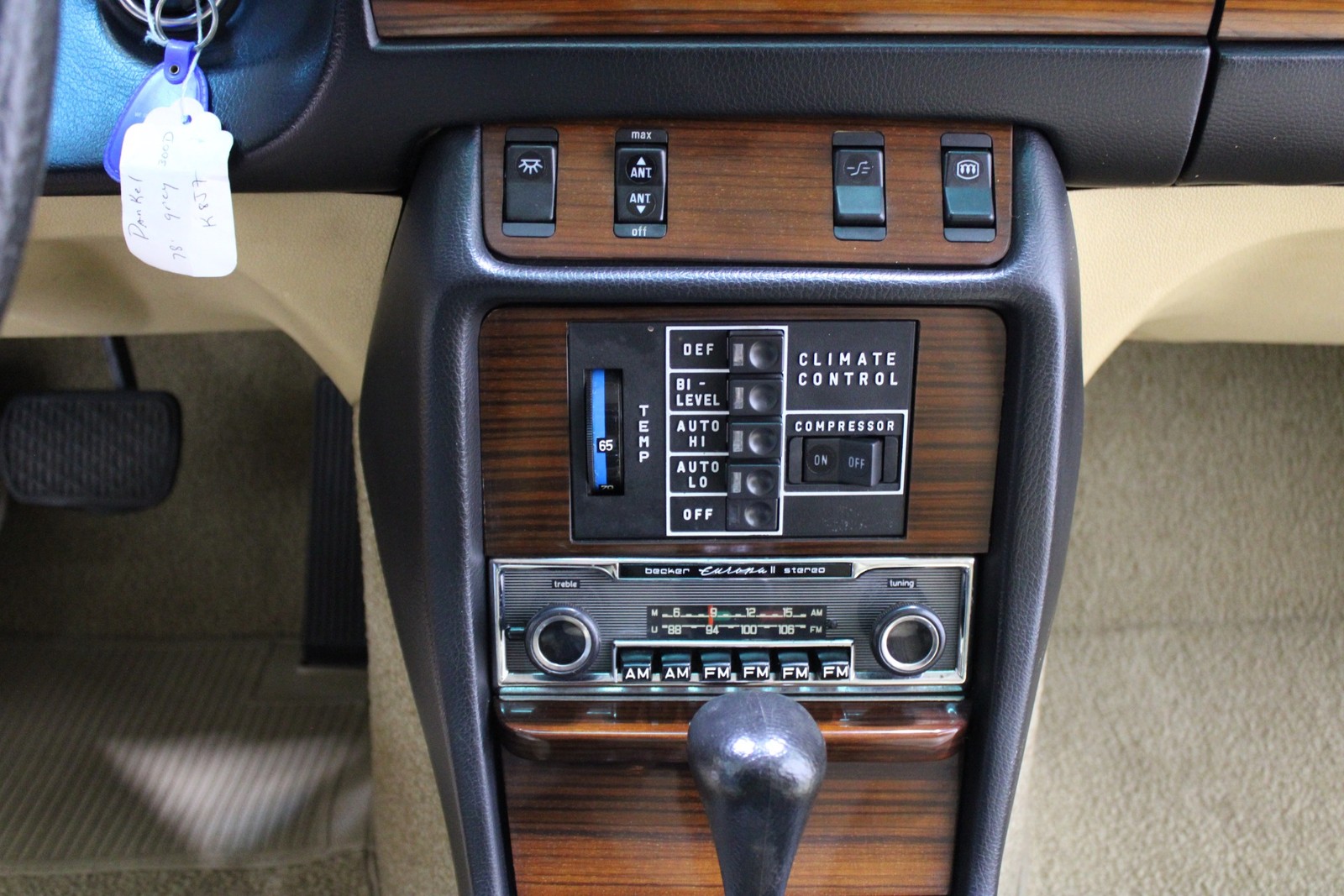 Mercedes-Benz-300-Series-1978-Sedan-38