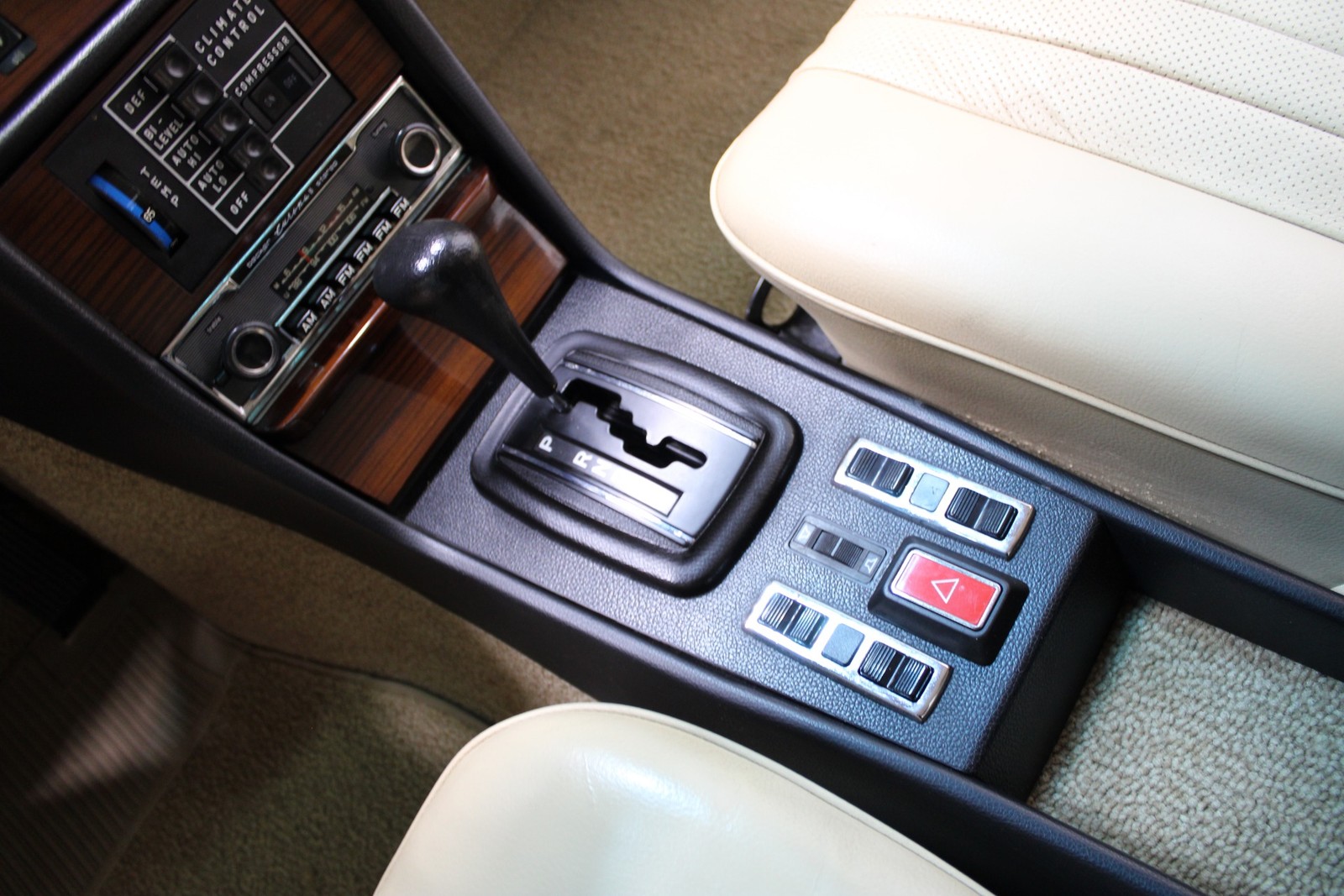 Mercedes-Benz-300-Series-1978-Sedan-39