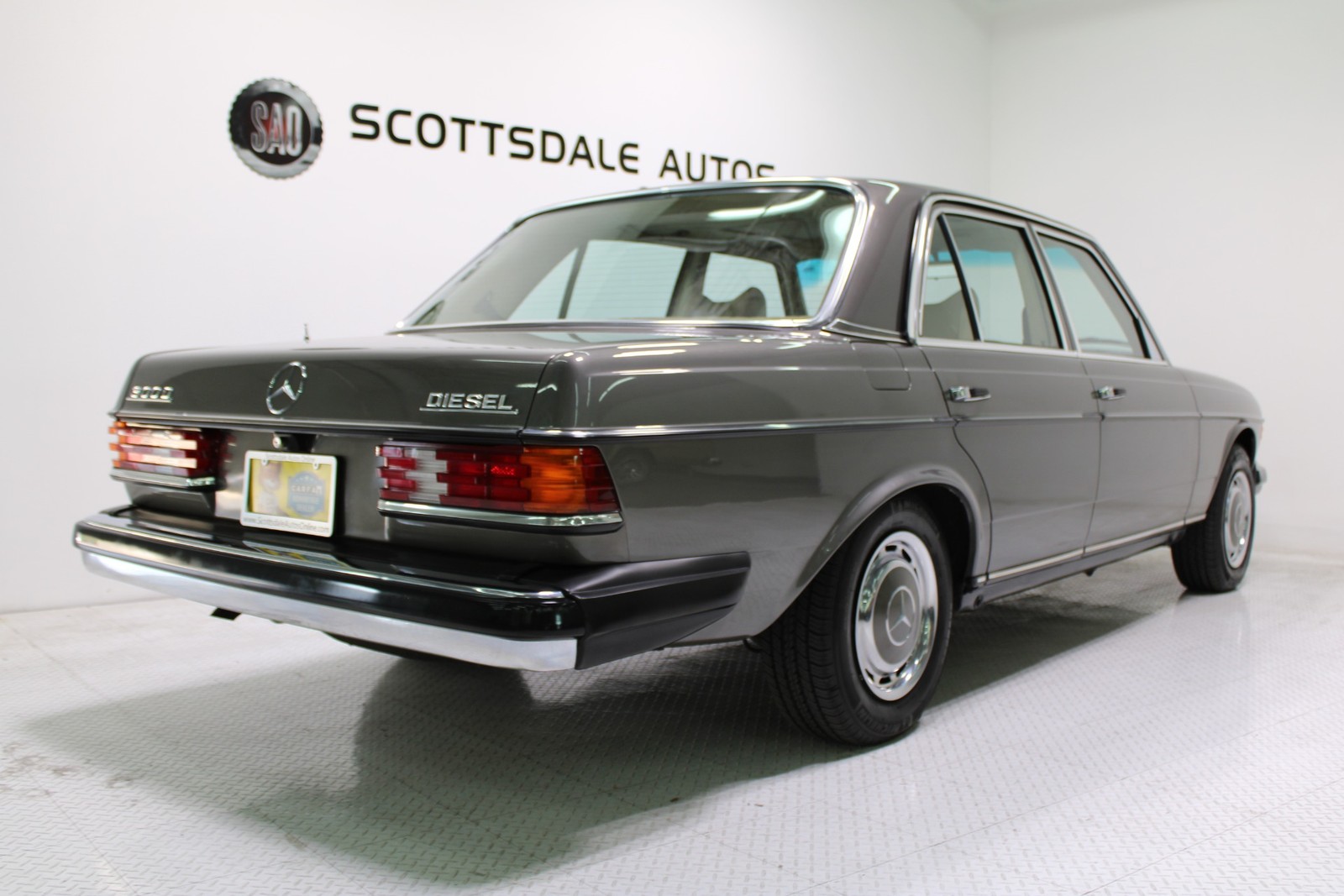 Mercedes-Benz-300-Series-1978-Sedan-4