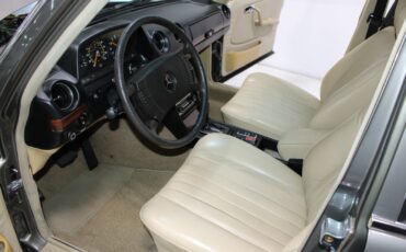 Mercedes-Benz-300-Series-1978-Sedan-5