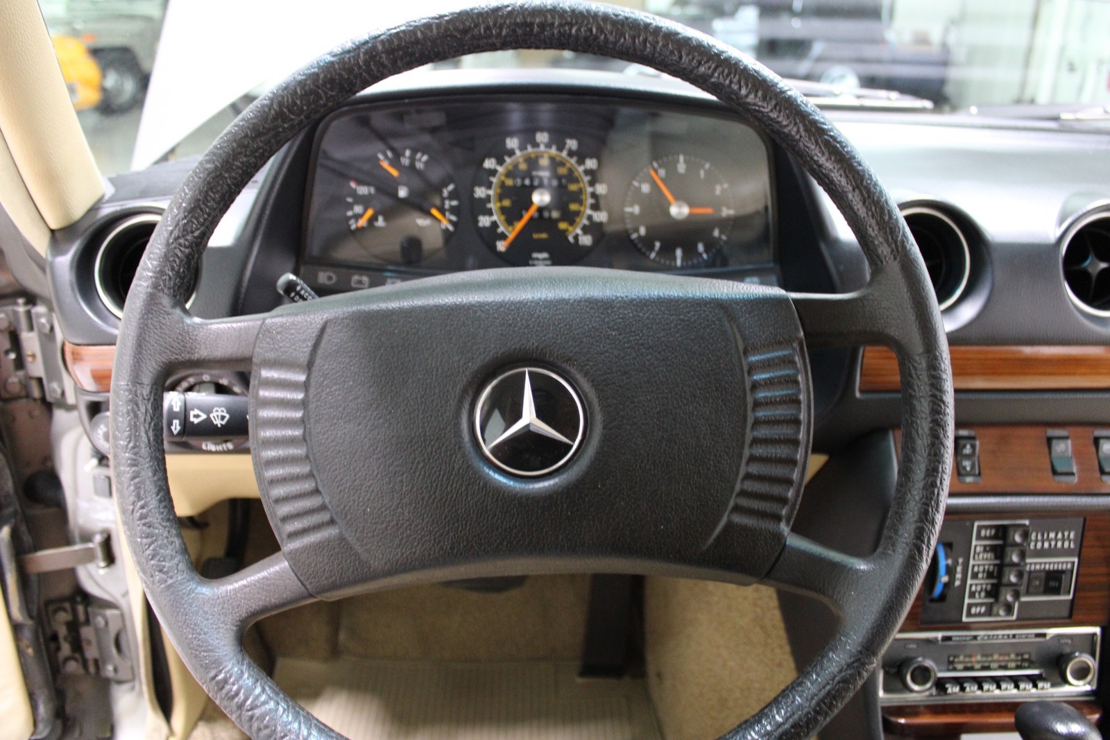 Mercedes-Benz-300-Series-1978-Sedan-6