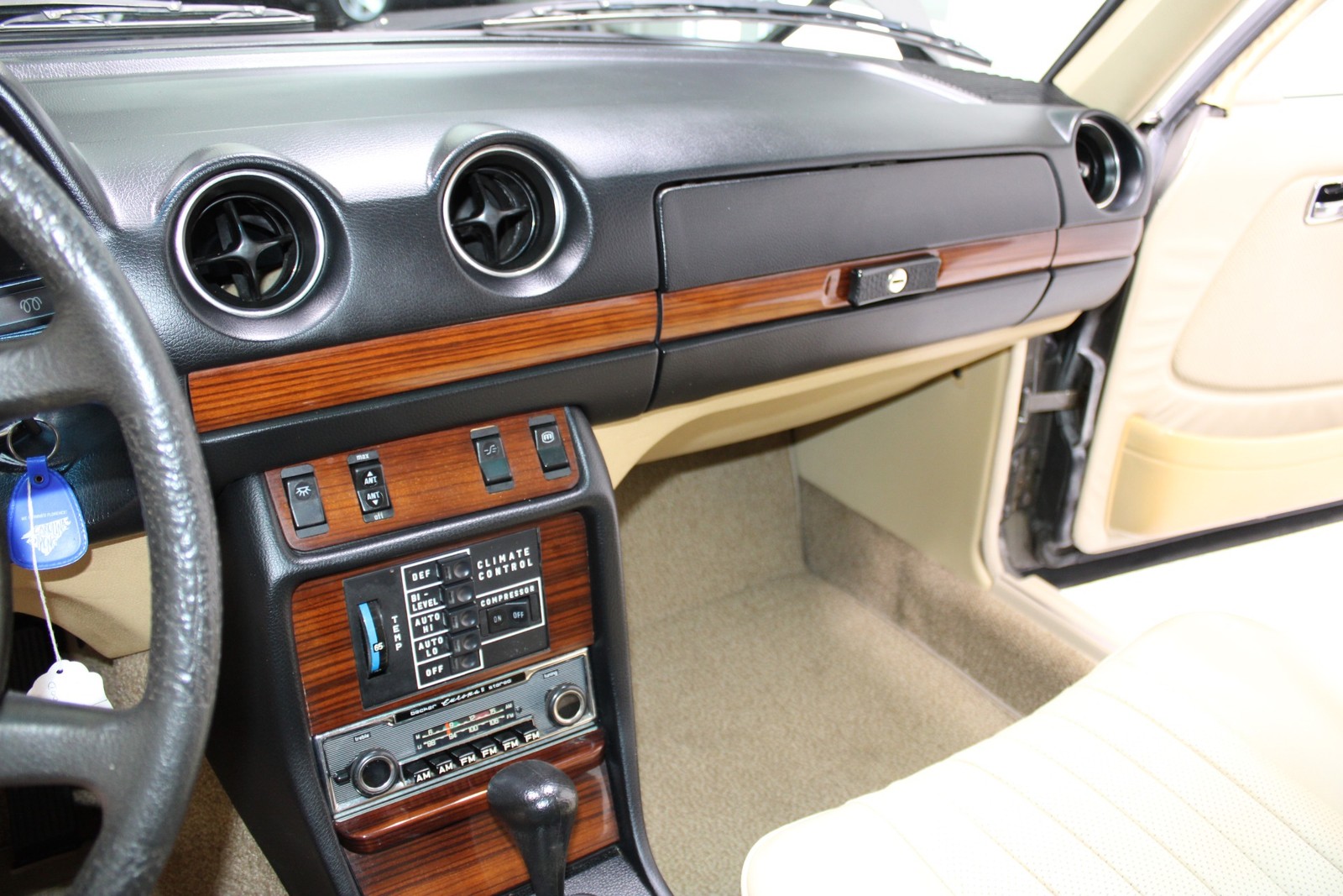 Mercedes-Benz-300-Series-1978-Sedan-7
