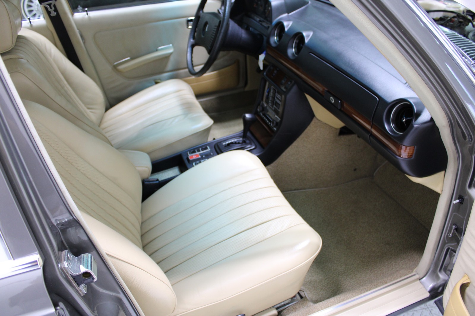 Mercedes-Benz-300-Series-1978-Sedan-8
