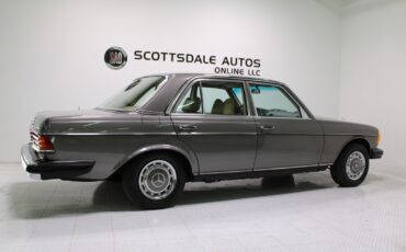 Mercedes-Benz-300-Series-1978-Sedan-9
