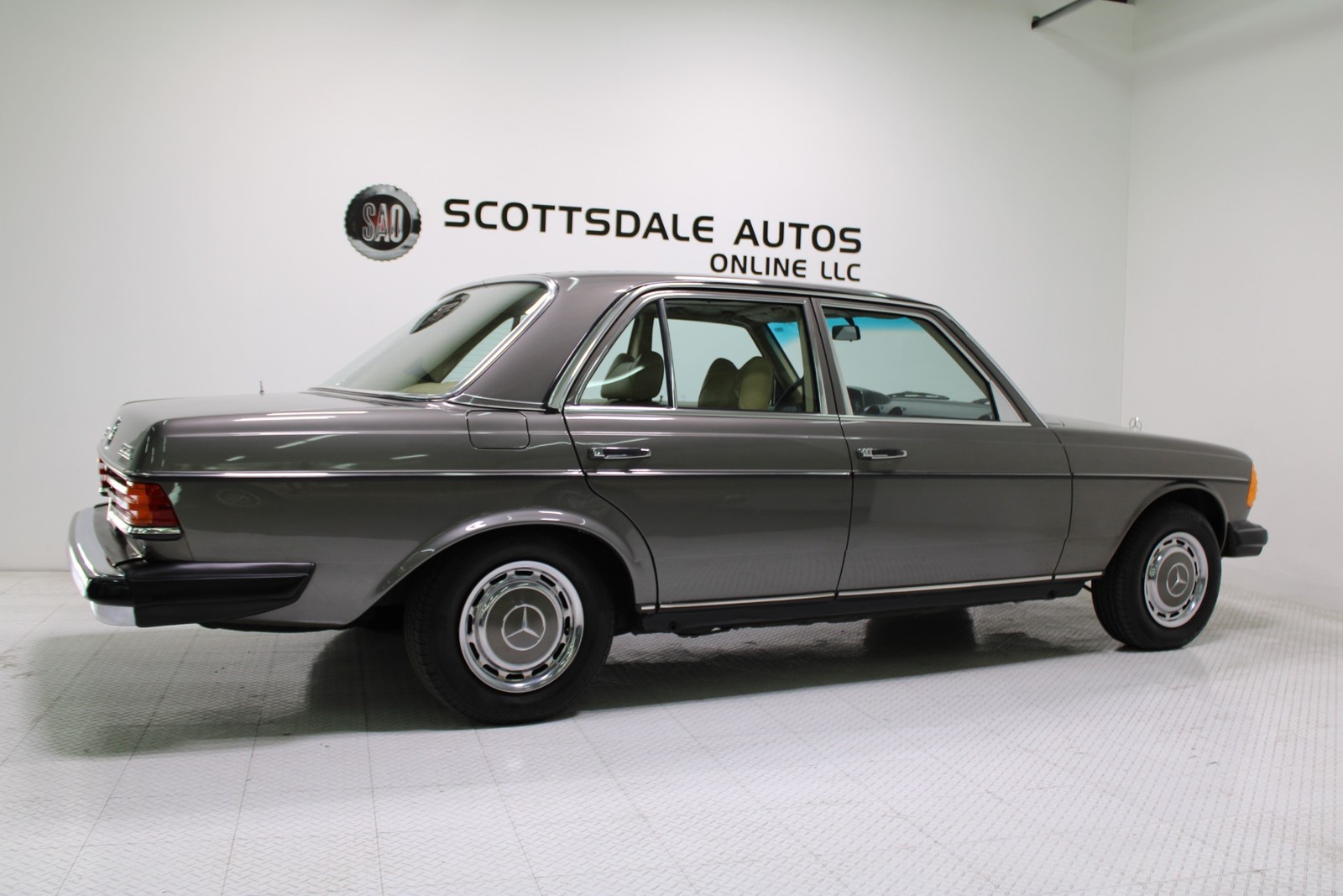 Mercedes-Benz-300-Series-1978-Sedan-9