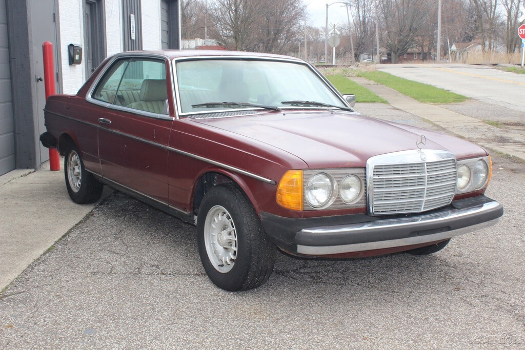Mercedes-Benz-300-Series-1980-Coupe-1
