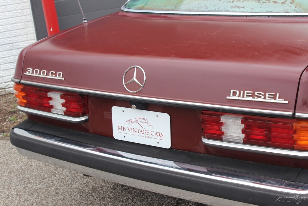 Mercedes-Benz-300-Series-1980-Coupe-10