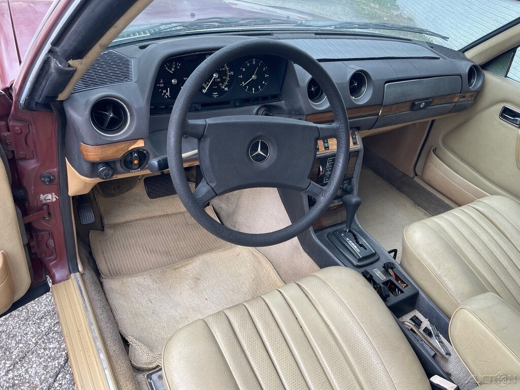 Mercedes-Benz-300-Series-1980-Coupe-12