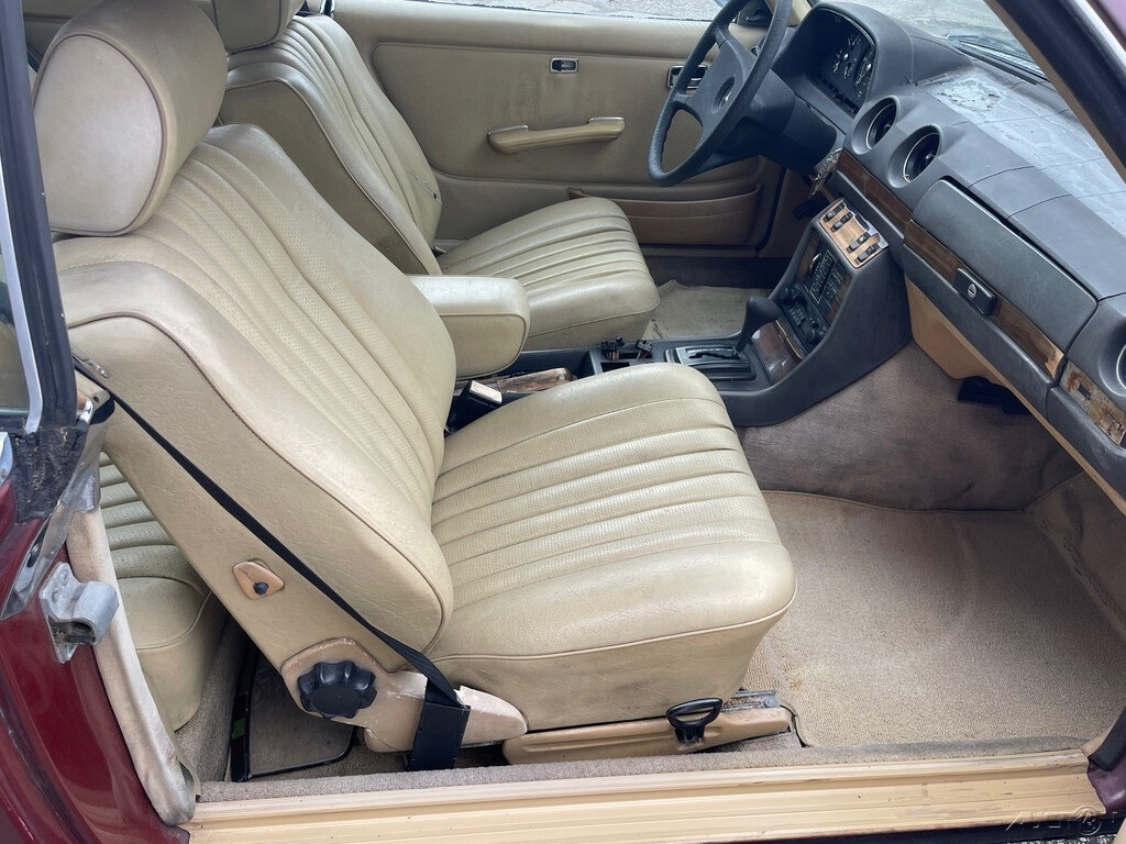 Mercedes-Benz-300-Series-1980-Coupe-15