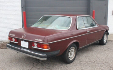 Mercedes-Benz-300-Series-1980-Coupe-2