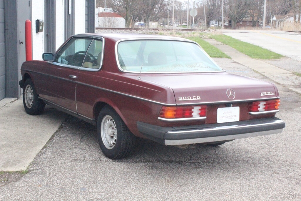 Mercedes-Benz-300-Series-1980-Coupe-3