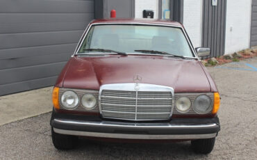 Mercedes-Benz-300-Series-1980-Coupe-4
