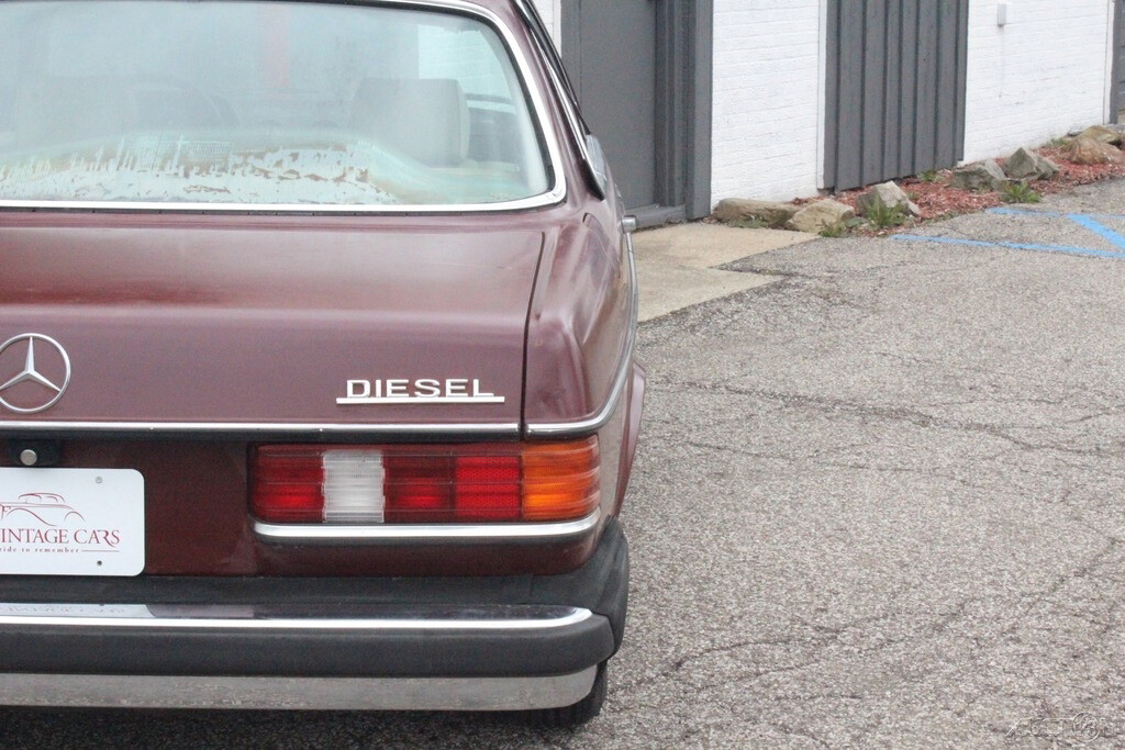 Mercedes-Benz-300-Series-1980-Coupe-6