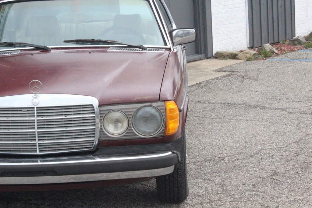 Mercedes-Benz-300-Series-1980-Coupe-7