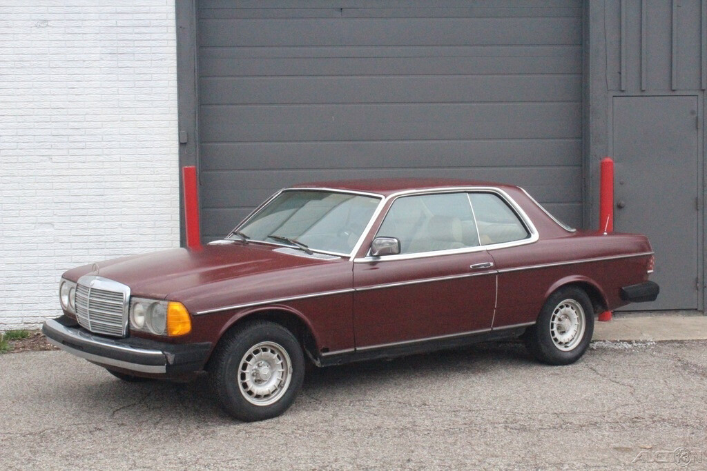 Mercedes-Benz-300-Series-1980-Coupe-8