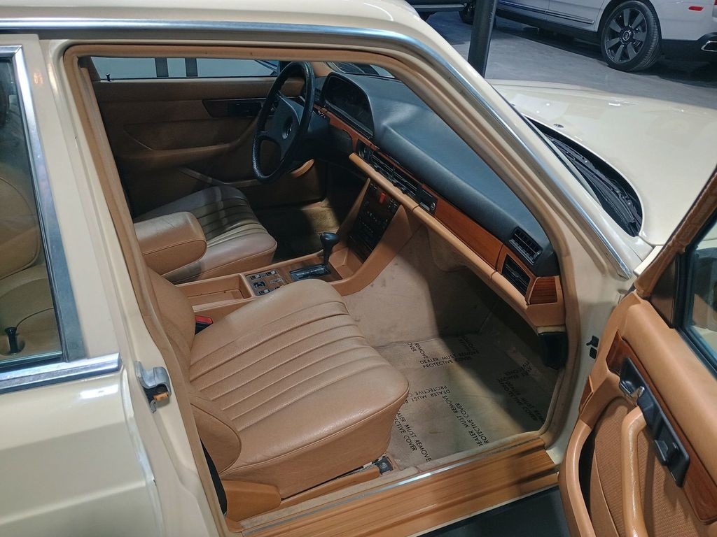 Mercedes-Benz-300-Series-1981-2