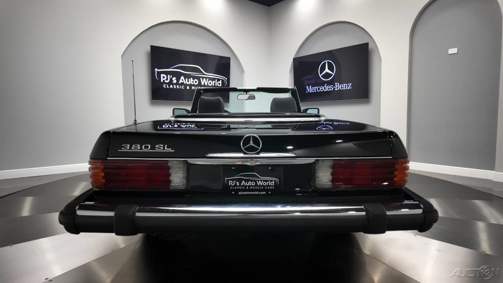 Mercedes-Benz-300-Series-1982-Convertible-18